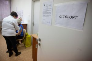 Az elmúlt napok magyar vírusadatai: elhunyt 489 beteg, 586-an vannak lélegeztetőgépen