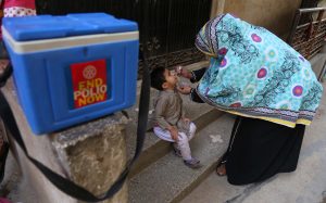 Pakisztáni fegyveresek meggyilkoltak egy rendőrt, aki a gyermekbénulás elleni védőoltások beadását felügyelte
