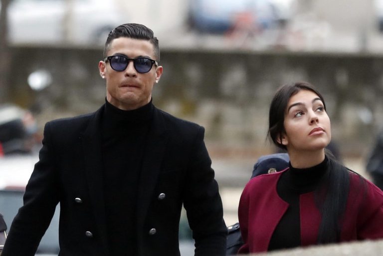 Cristiano Ronaldo kedvese egészen különleges aranyékszereket kapott