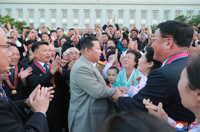 A nép éhezik, Kim Dzsongun közben halat osztogat a phenjani elitnek