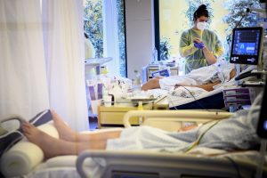 Megérkeztek a friss vírusadatok: 3005 új fertőzött, eddig 68 omikron esetet igazoltak