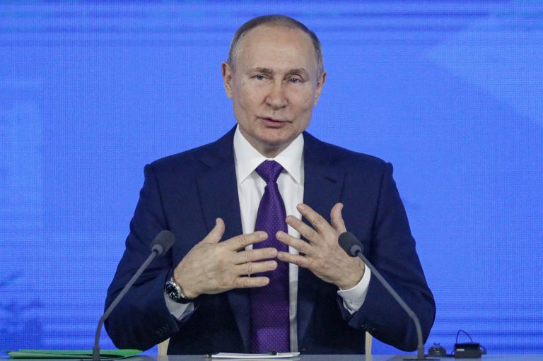 Pert indított a Mikulás ellen egy orosz ügyvéd, Putyin nyíltan kiállt a szakállas mellett