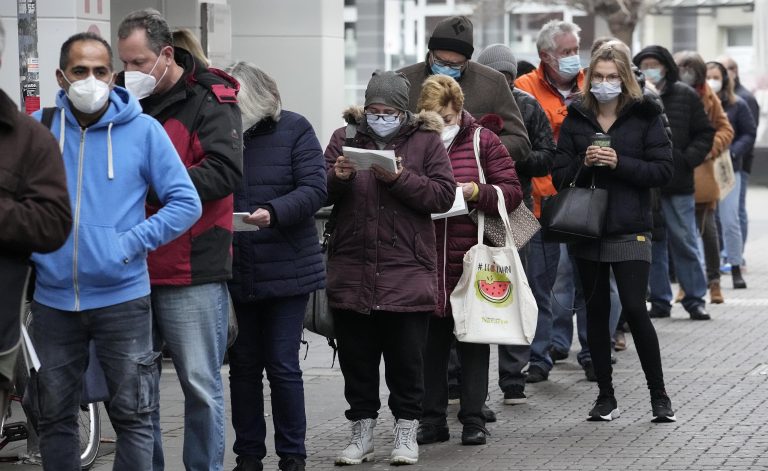 Az omikron megjelenése miatt átalakítják az oltási kampányt Németországban