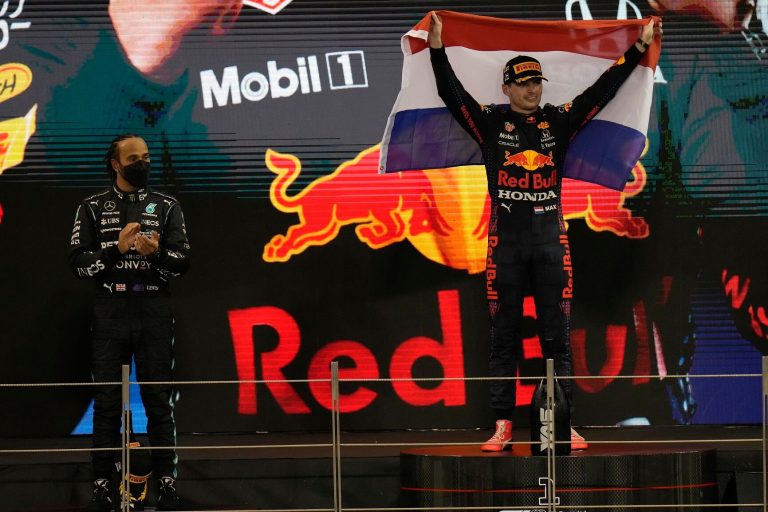 Brutálisan érzelmes videón a Red Bull reakciója, ahogy Verstappen megelőzi Hamilont