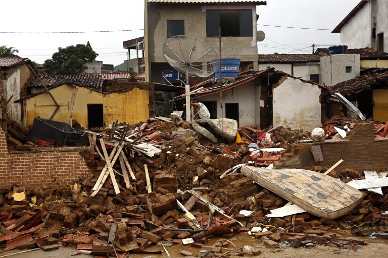 20-ra emelkedett a brazíliai áradások halálos áldozatainak száma