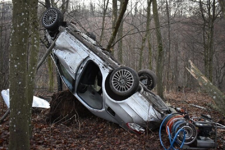 Fák között, totálkárra törve találták rá egy Mercedesre, 50 méter mély völgybe zuhant (képek)