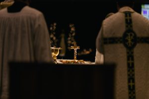 Három évet kapott a pap, aki drogokra és melegorgiákra költötte a templomtól elsikkasztott pénzt