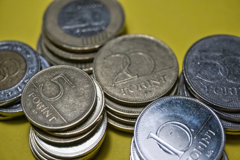 Jelentős erősödéssel kezdett a forint a hét elején