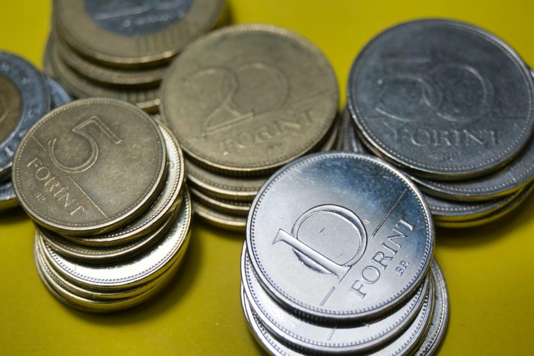 Péntek estére ismét drasztikusan gyengült a forint