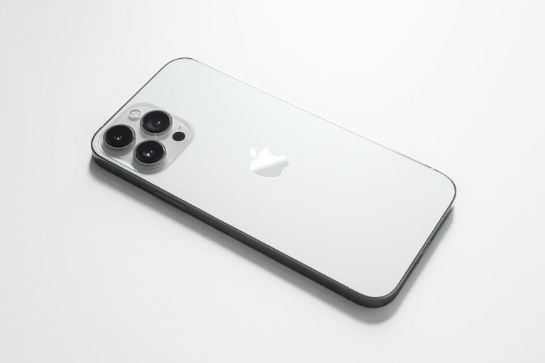 Több mint egy évtized óta először állította le az Apple az iPhone-ok gyártását