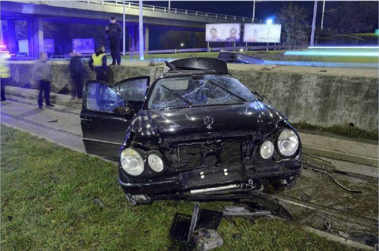 A rommá tört és a Kacsóh Pongrác úti felüljáróról villamossínekre borult Mercedes