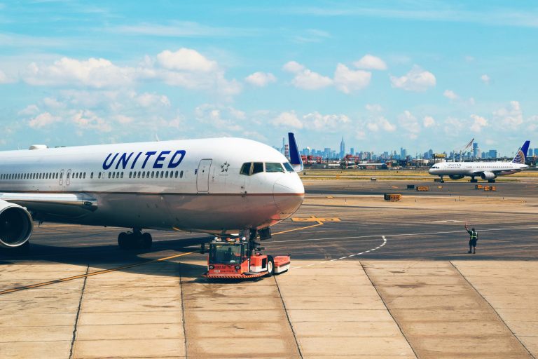 Történelmi pillanat: a United Airlines utasszállítója 100 százalékban fenntartható üzemanyaggal közlekedik