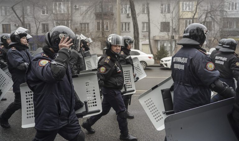 Kiadta a parancsot a kazah elnök, figyelmeztetés nélkül tömeg lőhetnek a katonák