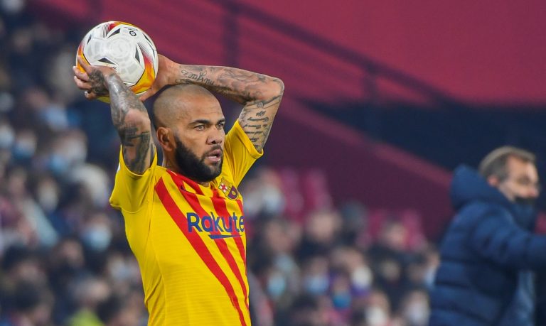 Dani Alves nem elégszik meg a kispaddal, jelenleg ő a Barcelona egyik legjobbja