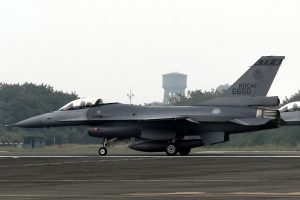 Óceánba zuhant egy F-16-os Tajvannál, a gépet és a pilótát is keresik