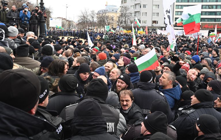 Megrohamozták az oltásellenesek a bolgár parlamentet