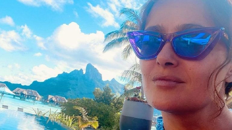 A bikinis Salma Hayek a hullámok ölében, de valóban a hullámokat figyeled?