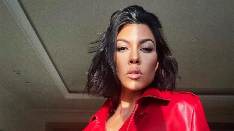 Kourtney Kardashian egyenesen büntet ebben a fürdőruhában, annyira szexi