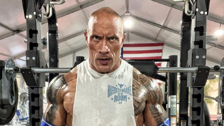 Brutális csuklyázás közben Dwayne Johnson, kőből vannak az izmai (videó)