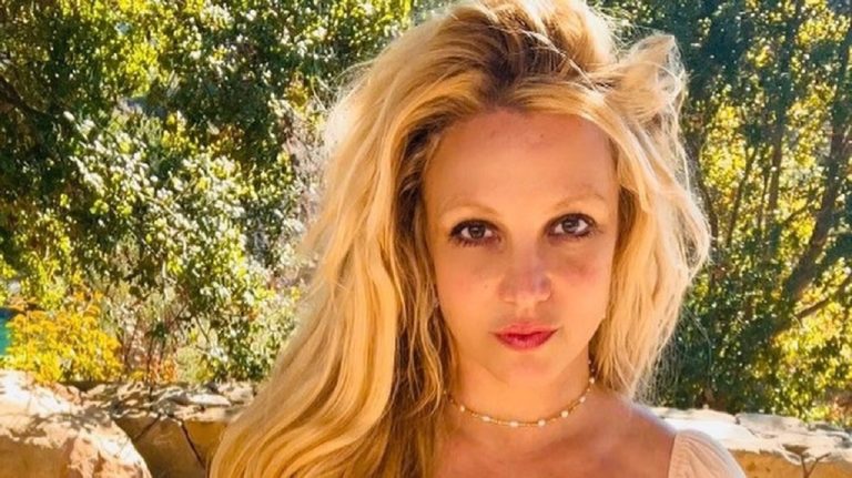 Britney Spears spontán bikinis divatbemutatót tartott otthon (videó)