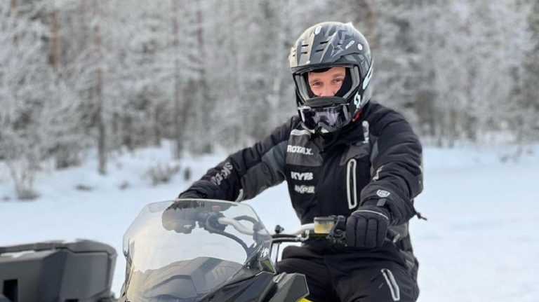 Így csúsztatta a Mercedest Rácz Jenő a havas svéd tesztpályán (videó)