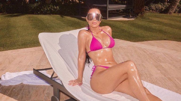 Kim Kardashian brutálisan szexin mutat ebben a bikiniben (képek)