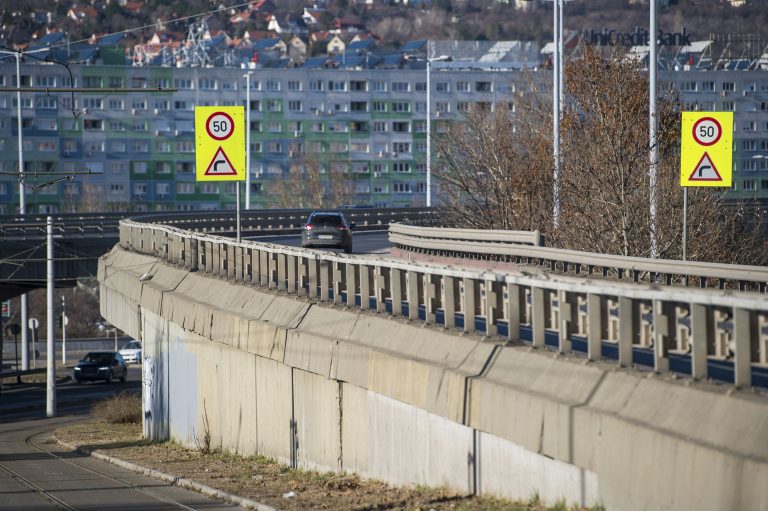 Baleset miatt mindkét oldalról lezárták a Flórián téri felüljárót