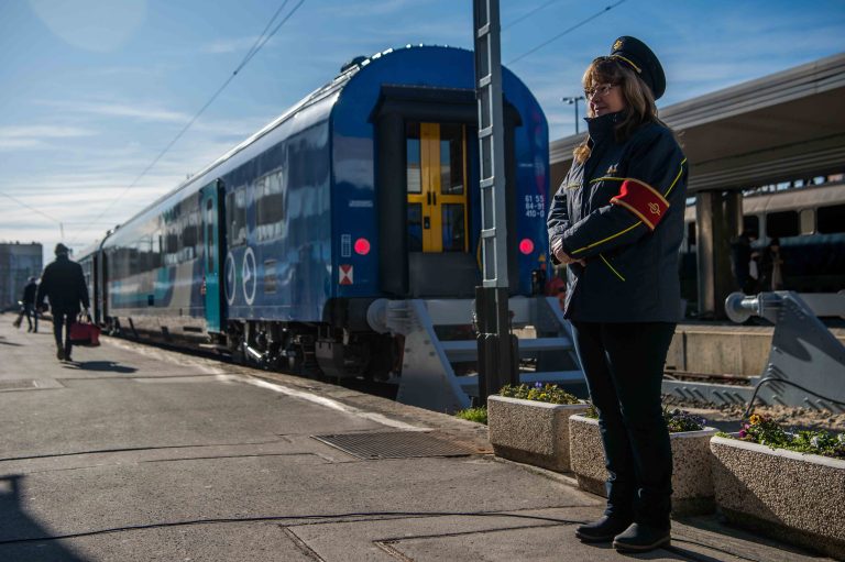 Jelentős mértékben emelkednek a bérek a MÁV-nál