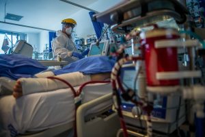 Itt az ötödik hullám: Merkely rossz híreket közölt az oltatlanokkal