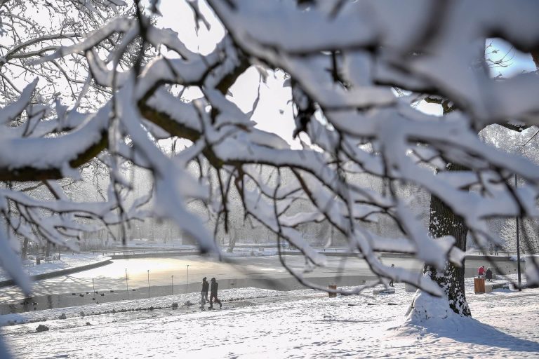 Leesett a hó Debrecenben, látványos képek érkeztek