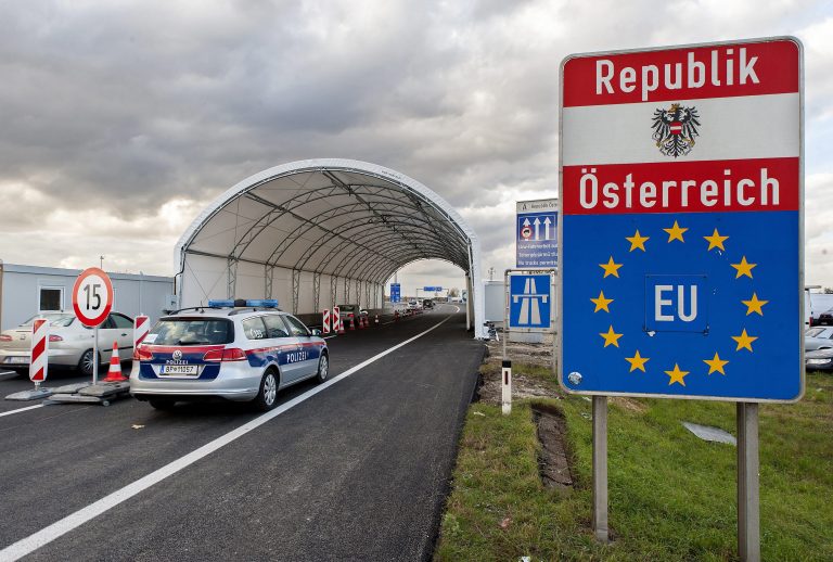 Embereket csempészett volna Ausztriába, majd el akarta ütni a magyar rendőröket a határon