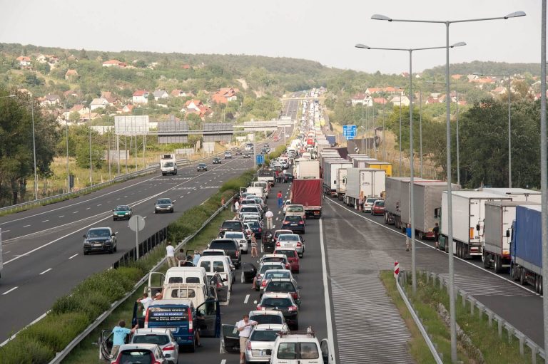 Baleset az M3-ason, hatalmas a torlódás