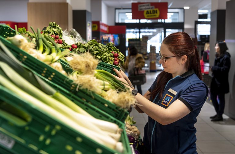 Jó hír az Aldi dolgozóinak, ennyivel nő a fizetésük