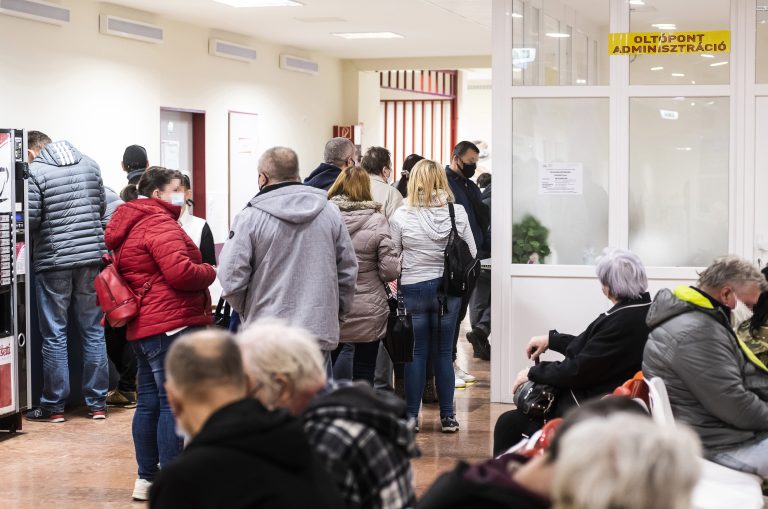 Szlávik szerint az omikron miatt hamarabb kopogtathat az ötödik hullám