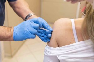 Az immunológus szerint még sincs szükség negyedik oltásra