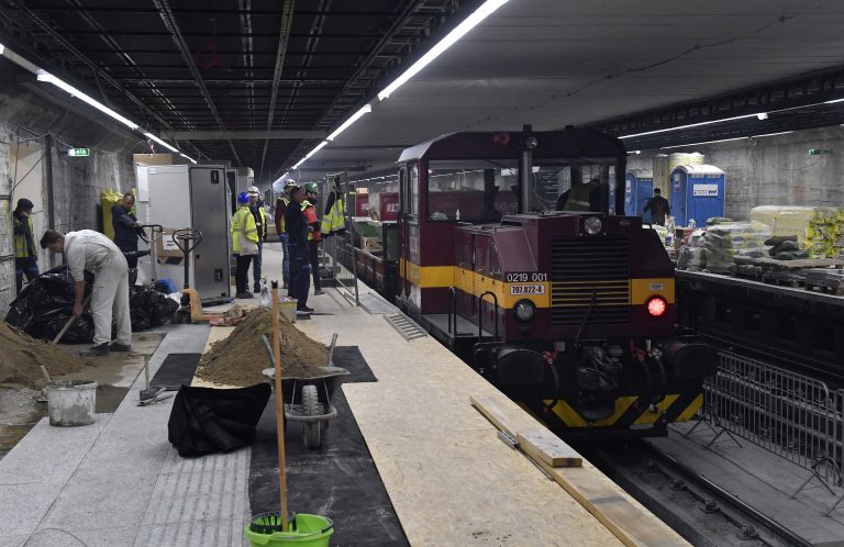 Sínekre zuhant egy kerekesszékes férfi a 3-as metrónál