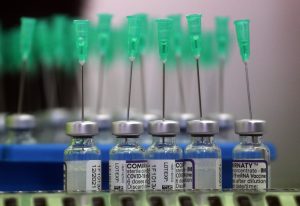 Elbúcsúzhatnak az oltatlanok a védettségi igazolványtól, itt van az új rendelet