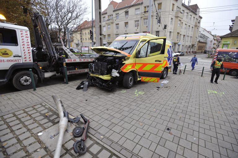 Ámokfutó okozott balesetet az 51-es úton, a sofőrt újra kellett éleszteni