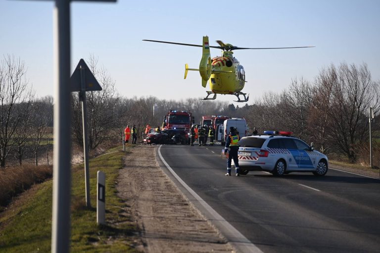Súlyos baleset Sárvárnál, mentőhelikopter is érkezett a helyszínére