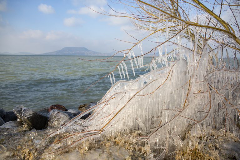 Fagyos idő várható várható hét elején, a Balaton is befagyhat