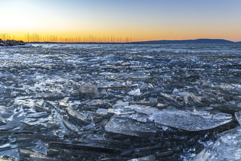 A Balatonnál is tombolt a szélvihar, így nézett ki az összetorlódott jég a tó felszínén (képek, videó)