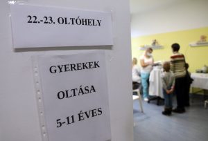 Itt vannak a friss járványadatok: 5 ezer felett az új fertőzöttek száma, 82-en elhunytak