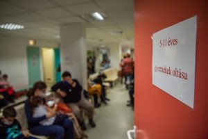 Itt vannak az új járványadatok: 6454 új fertőzött, 307-en vannak lélegeztetőgépen