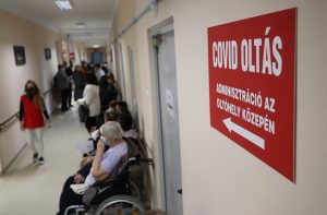 Minél több az álhír a koronavírusról, annál több oltatlan halhat meg