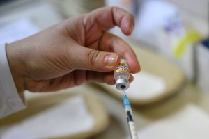 Itt vannak a friss vírusadatok: 6851 új fertőzött, 217-en vannak lélegeztetőgépen