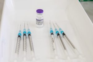 Itt vannak a friss vírusadatok: 9717 új fertőzött, 177-en vannak lélegeztetőgépen