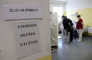 Megérkeztek a friss vírusadatok: 274-en vannak lélegeztetőgépen, 3382 új fertőzöttet igazoltak