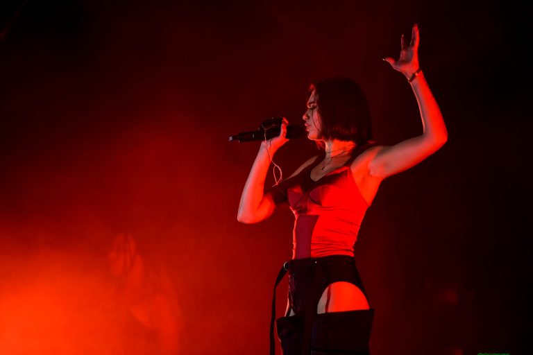 Napi szexi: Dua Lipa dekoltázsbarát hasalása a fűben