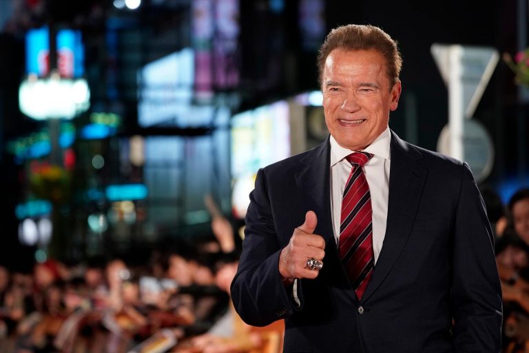 Csúnya autóbalesetet szenvedett Arnold Schwarzenegger, sérült is van (képek)