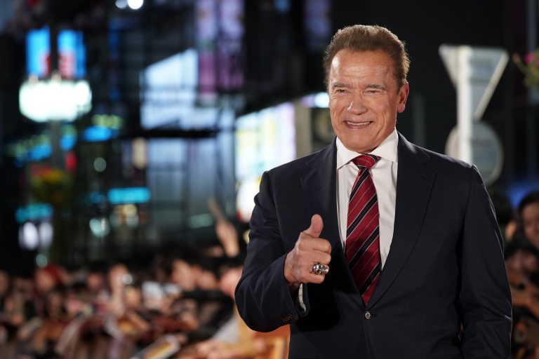 Arnold Schwarzenegger az egyik legnagyobb rajongójával balesetezett